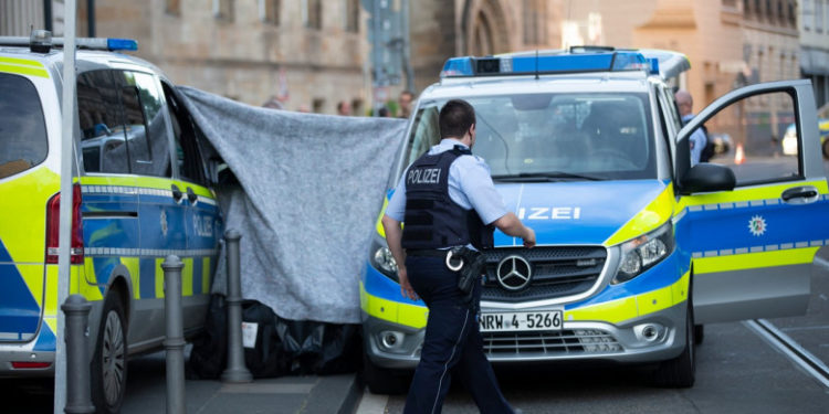 Un cap de om a fost lăsat în fața unui tribunal din Germania