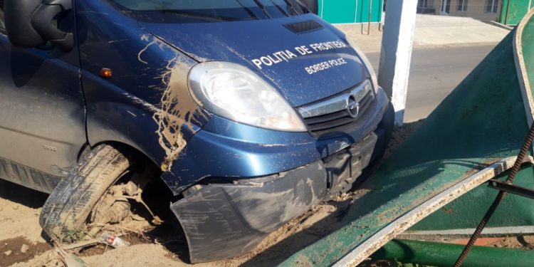 O mașină a Poliției de Frontieră a ajuns în gardul unei gospodării. Șoferul ar fi încercat să evite tamponarea unui câine