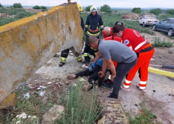 Bărbatul peste care s-a prăbușit o placă din beton, a decedat la spital. Medul șef al IMSR Edineț: Avea o bară de fier implantată în hemitoracele stâng | VIDEO