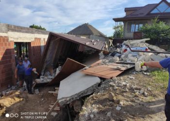 S-a prăbușit garajul peste el: Un bărbat de 43 de ani, scos de sub ruine de pompieri