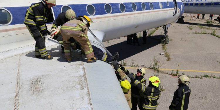 Test de foc pentru pompieri: Pasagerii unui avion au fost scoși din flăcări în urma unui „incendiu” la aeroport
