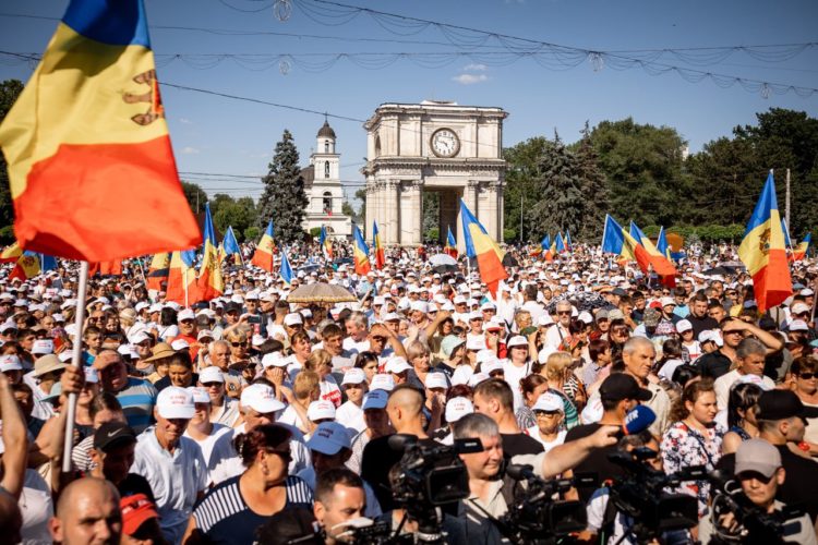 Organizatorii protestului: Peste 40.000 de oameni s-au adunat în Piața Marii Adunări Naționale pentru a protesta împotriva autorităților