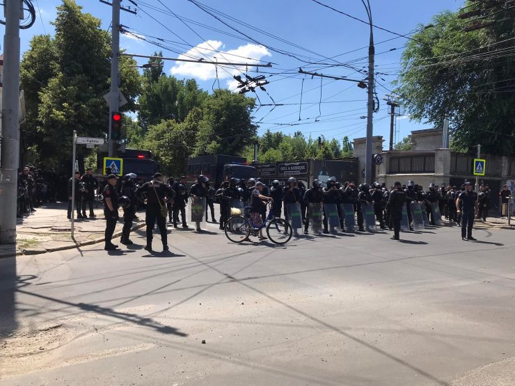 Zeci de polițiști cu scuturi și căști au împânzit strada București unde va avea loc marșul organizat de comunitatea LGBT | FOTO