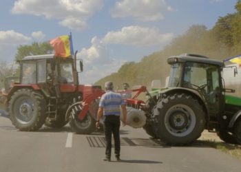 „Eu arunc porumbul din depozit, pentru că nu am ce face cu el”. Agricultorii au ieșit la proteste pe drumurile din țară cu tractoare și tehnică agricolă | VIDEO