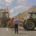 „Eu arunc porumbul din depozit, pentru că nu am ce face cu el”. Agricultorii au ieșit la proteste pe drumurile din țară cu tractoare și tehnică agricolă | VIDEO