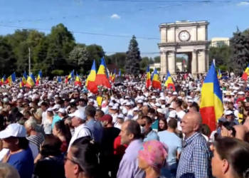 Mii de oameni se adună în PMAN, pentru a participa la protestul anti-guvernamental