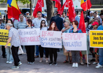 „Jos, regimul PAS!”. Zeci de oameni, alături de reprezentanții BCS au protestat în fața Parlamentului cerând demisia conducerii țării | VIDEO