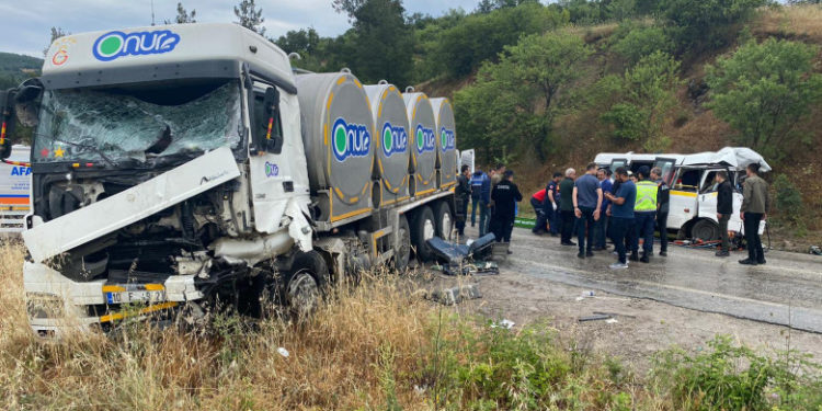 Opt morți și zece răniți într-un accident în Turcia. Un microbuz care ducea oameni la o nuntă s-a ciocnit cu un camion