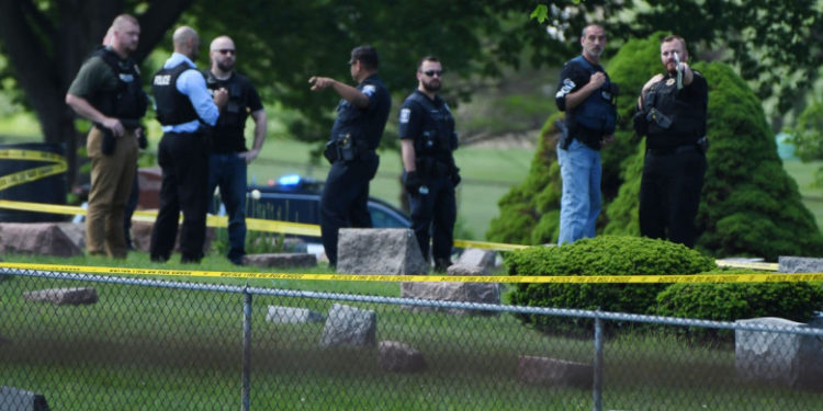 Atac armat într-un cimitir din SUA, în timpul unei înmormântări. 5 oameni au fost răniți