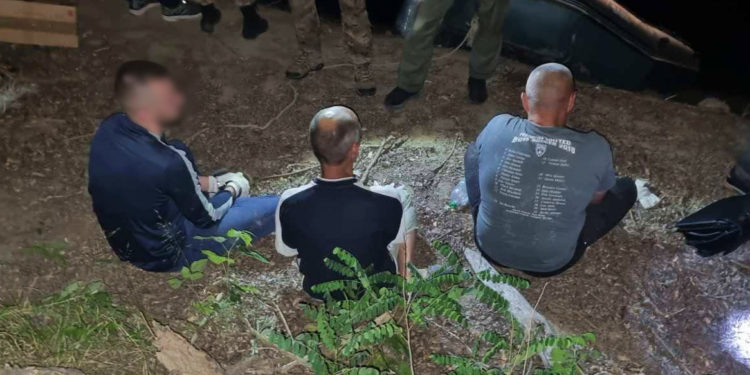 Contrabandă cu țigări de peste 800.000 de lei. Suspecții voiau să ducă marfa cu barca spre România