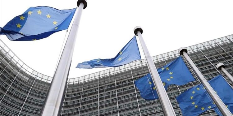 Bloomberg: Евросоюз одобрил новые санкции против РФ. Они включают частичное эмбарго на нефть, отключение Сбербанка от SWIFT и санкции против Кабаевой