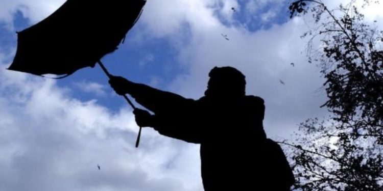 După caniculă, vine vântul puternic. Meteorologii au emis o nouă avertizare
