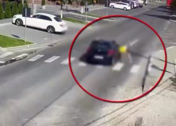 Momentul în care o adolescentă este spulberată de un automobil pe o trecere de pietoni din Durlești | VIDEO