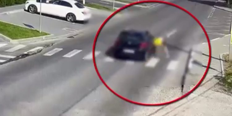 Momentul în care o adolescentă este spulberată de un automobil pe o trecere de pietoni din Durlești | VIDEO