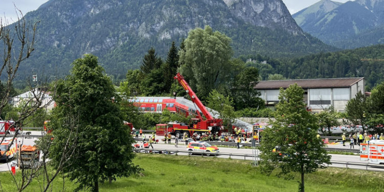 Cel puțin 4 morți și zeci de răniți, după ce un tren a deraiat în Germania | FOTO/VIDEO