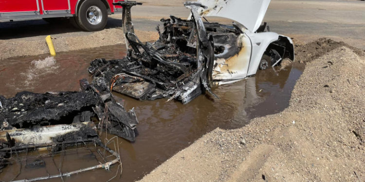 O mașină Tesla a luat foc pentru că a stat prea mult la soare. Pompierii au folosit 17 tone de apă pentru a o stinge