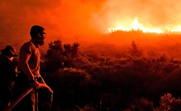 В Греции эвакуировали сотни людей из-за лесного пожара