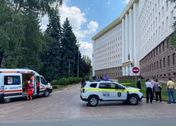 Новые сообщения о минировании. Опасные предметы ищут в здании парламента и примэрии