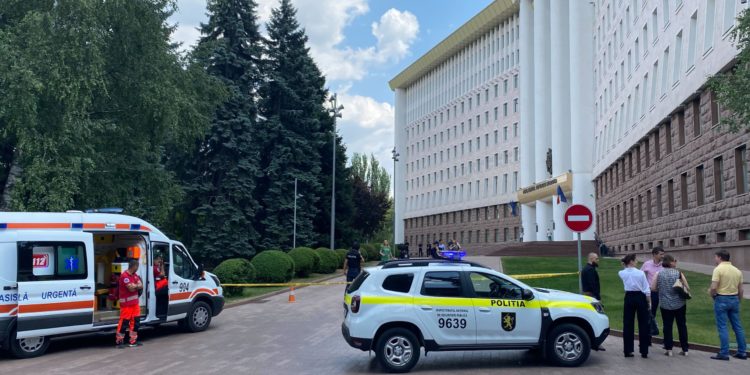 Новые сообщения о минировании. Опасные предметы ищут в здании парламента и примэрии