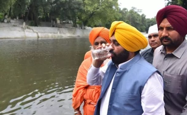 В Индии политик выпил «священной» воды и попал в больницу