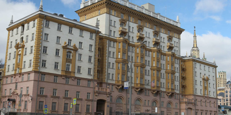 Посольство США заменило на сайте свой московский адрес координатами. Ранее мэрия Москвы переименовала его в «площадь ДНР»