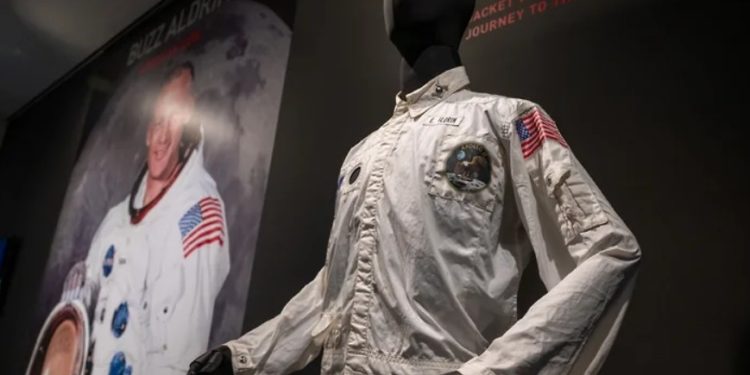 Летная куртка астронавта Базза Олдрина продана на аукционе за $2,7 млн