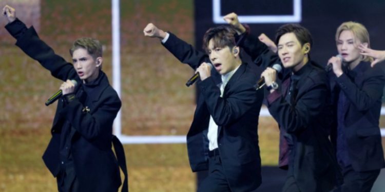 В Гонконге на участников группы Mirror во время выступления рухнул огромный экран