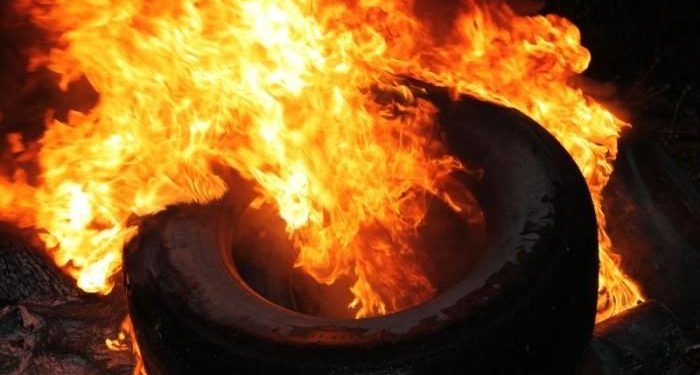 Arderea anvelopelor, permisă. Deputații au votat proiectul în acest sens