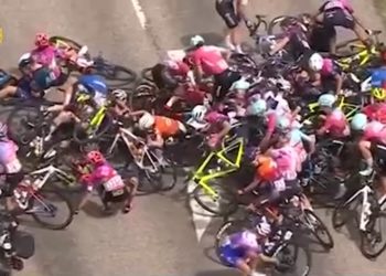 На первом женском Тур де Франс произошла массовая авария