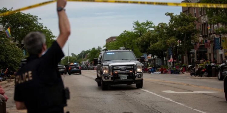 В пригороде Чикаго на параде по случаю Дня независимости открыли стрельбу. Погибли шесть человек, более 20 ранены