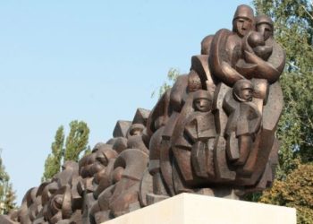 Митинг-реквием у «Поезда боли» в столице: Десятки граждан почтили память жертв самой большой волны сталинских депортаций из Молдовы | VIDEO