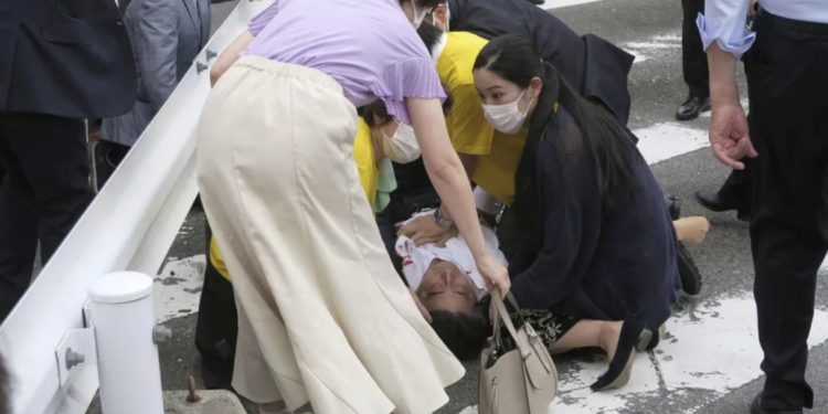 Бывшего премьер-министра Японии Синдзо Абэ ранили во время митинга, он в больнице в критическом состоянии