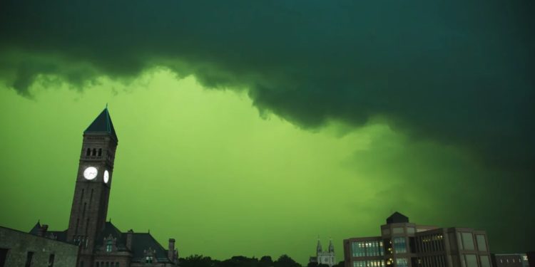 Небо над США окрасилось в ярко-зеленый цвет