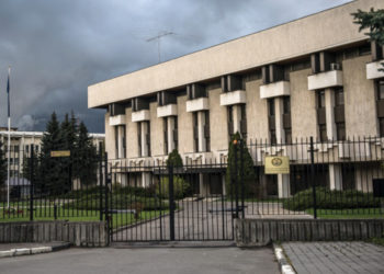 Россия потребовала от Болгарии отменить высылку 70 дипломатов, пригрозив закрыть свое посольство. В Болгарии заявили, что не допустят ультиматумов