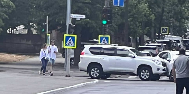 ДТП в центре столицы: Из-за столкновения двух авто движение транспорта затруднено