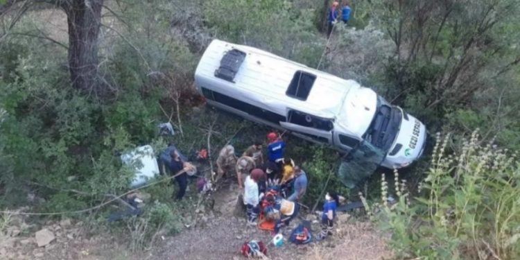 Туристический микроавтобус упал в пропасть в Турции
