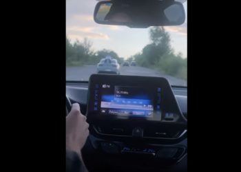 Полиция установила личность водителя, прокатившего человека на крыше машины. Ему грозит штраф