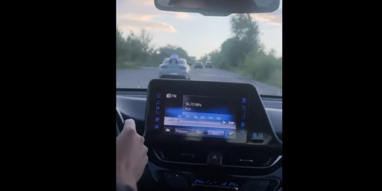 Полиция установила личность водителя, прокатившего человека на крыше машины. Ему грозит штраф