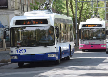 De astăzi, călătoriile cu transportul public costă șase lei în capitală. Ce părere au chișinăuienii despre aceste majorări | VIDEO