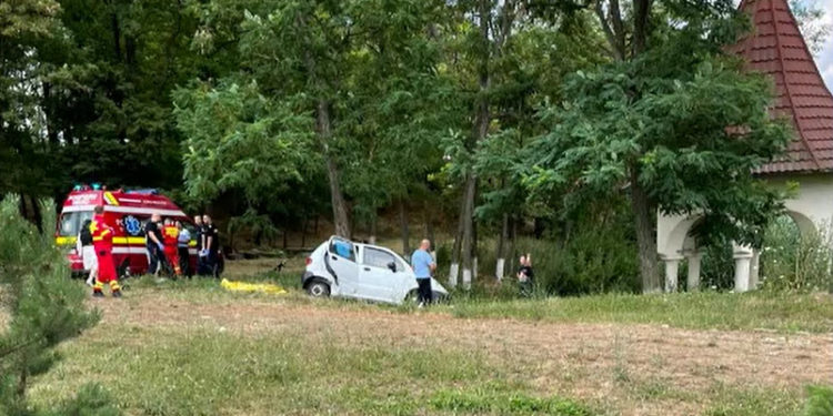 În România o mașină a intrat într-un grup de oameni în curtea Mănăstirii Cernica: O persoana a murit