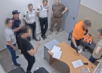 В Шереметьево грузчик украл 21 миллион рублей из багажа двух пассажиров, летевших в Бишкек. Деньги он спрятал под футболкой