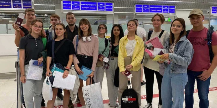 11 elevi din Moldova au plecat la Artek