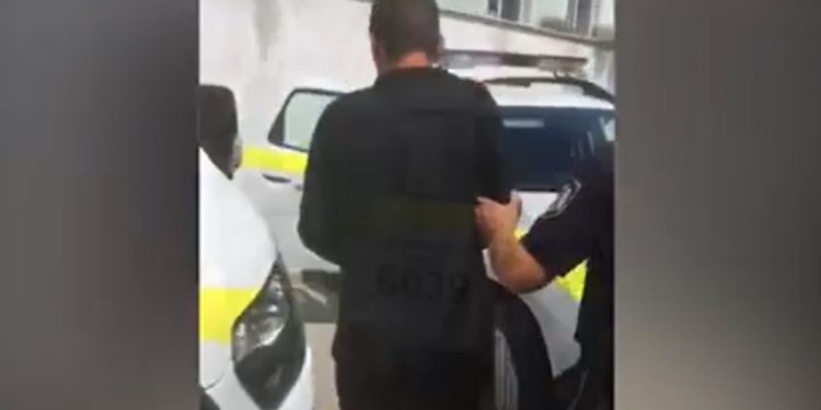 Și-a atacat consăteanca cu o bârnă din lemn și i-a furat geanta cu bani. Suspectul a fost reținut | VIDEO