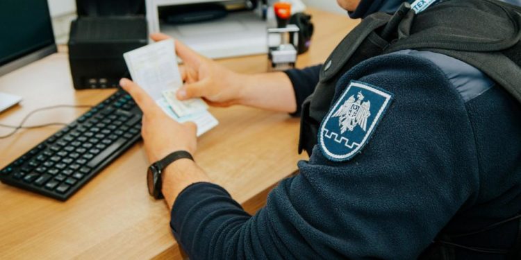 Alte două documente falsificate, ridicate de la cetățeni străini