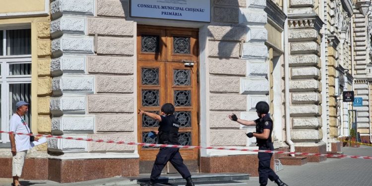 Alertă cu bombă la Primăria Chișinău. Toată lumea a fost evacuată, iar zona – încercuită. Ion Ceban: „Chiar la fiecare 2 zile?”