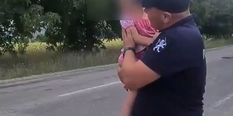 O fetiță de doar 3 anișori, depistată de polițiștii de patrulare mergând prin mijlocul șoselei, la 2 km de la casă | VIDEO