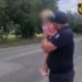 O fetiță de doar 3 anișori, depistată de polițiștii de patrulare mergând prin mijlocul șoselei, la 2 km de la casă | VIDEO