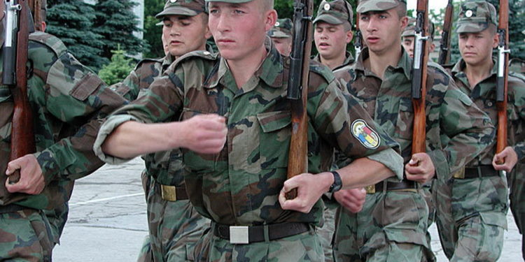 Для прохождения воинской службы в армию призовут 830 новобранцев