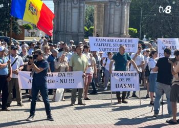„Modernizare da, absorbție nu!”. Profesori, studenți și oameni de știință au protestat în fața Guvernului față de reforma din învățământul superior | VIDEO