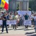 „Modernizare da, absorbție nu!”. Profesori, studenți și oameni de știință au protestat în fața Guvernului față de reforma din învățământul superior | VIDEO